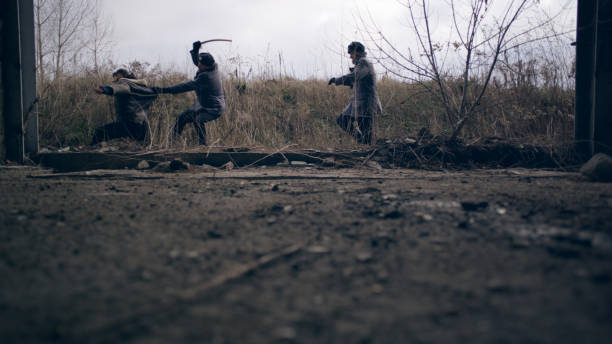 ley marcial polaca 1981. milicia socialista persiguiendo a estudiante en almacén abandonado - 1981 fotografías e imágenes de stock