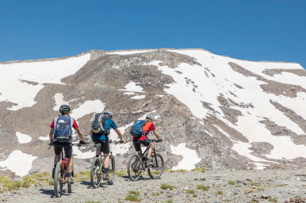 ciclismo de montaña de altura en la andaluza sierra nevada, españa. - extreme terrain eroded snow landscape fotografías e imágenes de stock