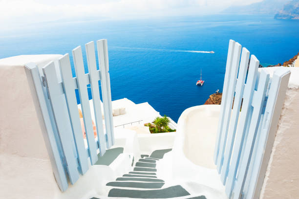 vita arkitekturen på ön santorini, grekland. - santorini door sea gate bildbanksfoton och bilder