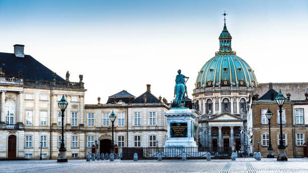 la piazza del palazzo reale di amalienborg. copenaghen, danimarca, alba - copenhagen foto e immagini stock