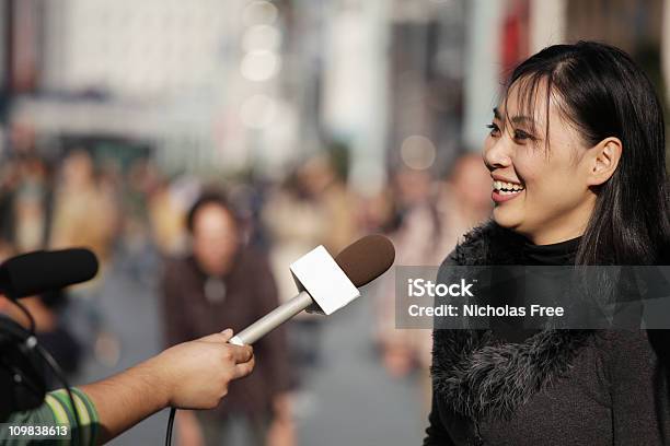 Streetinterview Stockfoto und mehr Bilder von Städtische Straße - Städtische Straße, Befragung, Medien-Interview