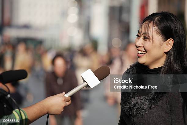 Street 인터뷰 거리에 대한 스톡 사진 및 기타 이미지 - 거리, 인터뷰-이벤트, 언론 회견