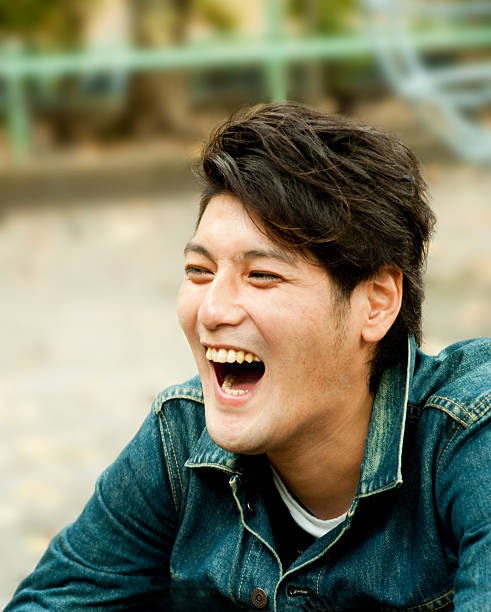 hombre joven asiática con el hardy reír - hardy fotografías e imágenes de stock