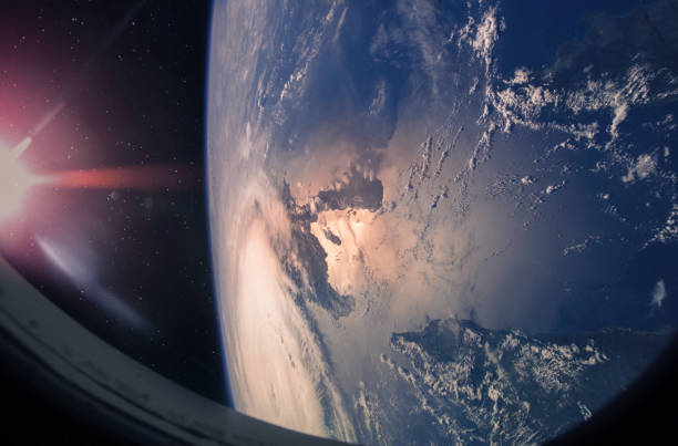 pianeta terra e uragano dallo spazio dalla finestra della iss. elementi di questa immagine forniti dalla nasa. - satellite view earth globe sunrise foto e immagini stock