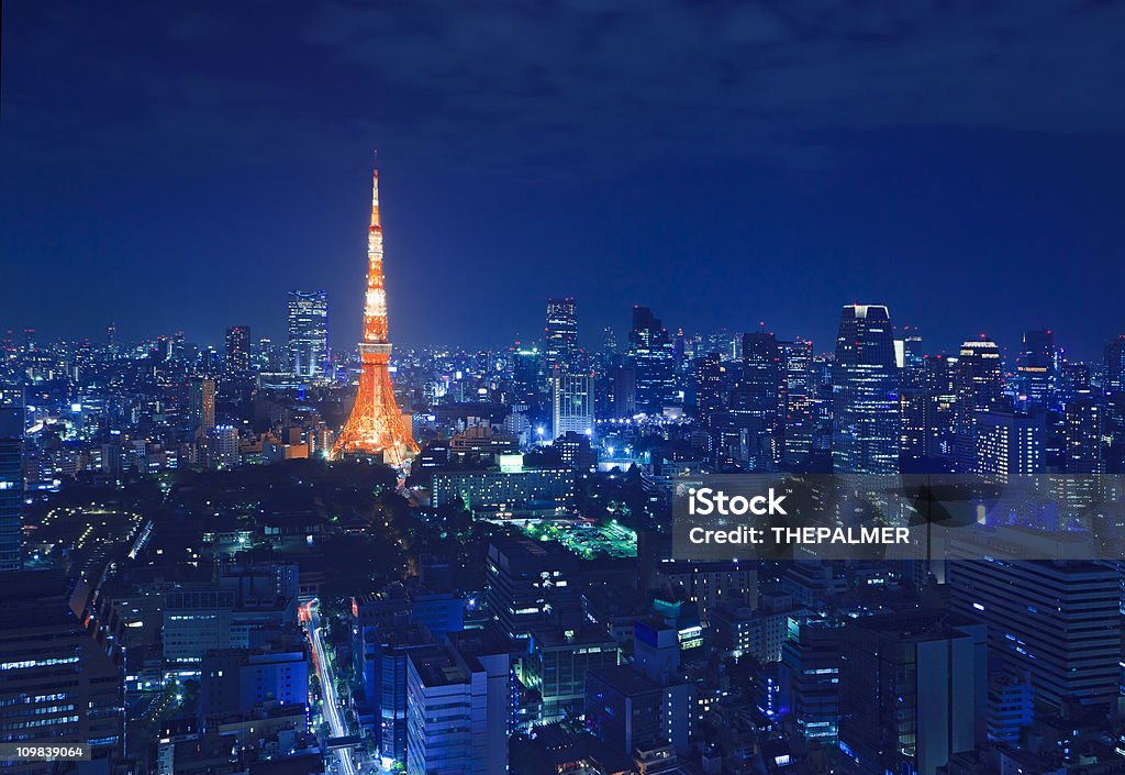 tower в tokyos skyline в ночь - Стоковые фото Архитектура роялти-фри