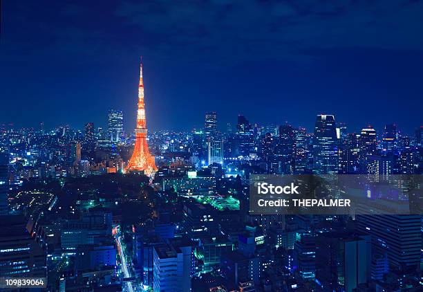 Tower В Tokyos Skyline В Ночь — стоковые фотографии и другие картинки Архитектура - Архитектура, Башня, Без людей