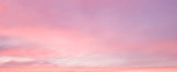 abstrakte schönheit wolkengebilde verwischen sonnenaufgang stunde in weichen pastellfarben ton ton paradies landschaft horizontale szenenhintergrund mit sonnenlicht glänzen, frühling und sommer-saison-konzept - air landscape stratosphere day stock-fotos und bilder