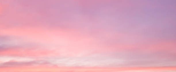 абстрактное размытие красоты облачный час восход�а солнца в мягком пастельных тонах тон рай сцены пейзаж горизонтальный фон с солнечным св� - soft pink стоковые фото и изображения