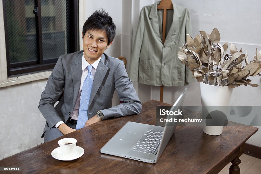 Giapponese Uomo d'affari sorridente in ufficio - Foto stock royalty-free di Abbigliamento da lavoro