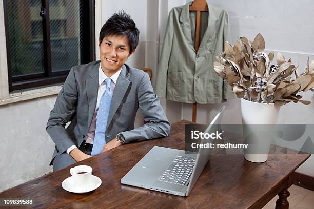 Giapponese Uomo Daffari Sorridente In Ufficio - Fotografie stock e altre immagini di Abbigliamento da lavoro - Abbigliamento da lavoro, Abbigliamento da lavoro formale, Abbigliamento elegante