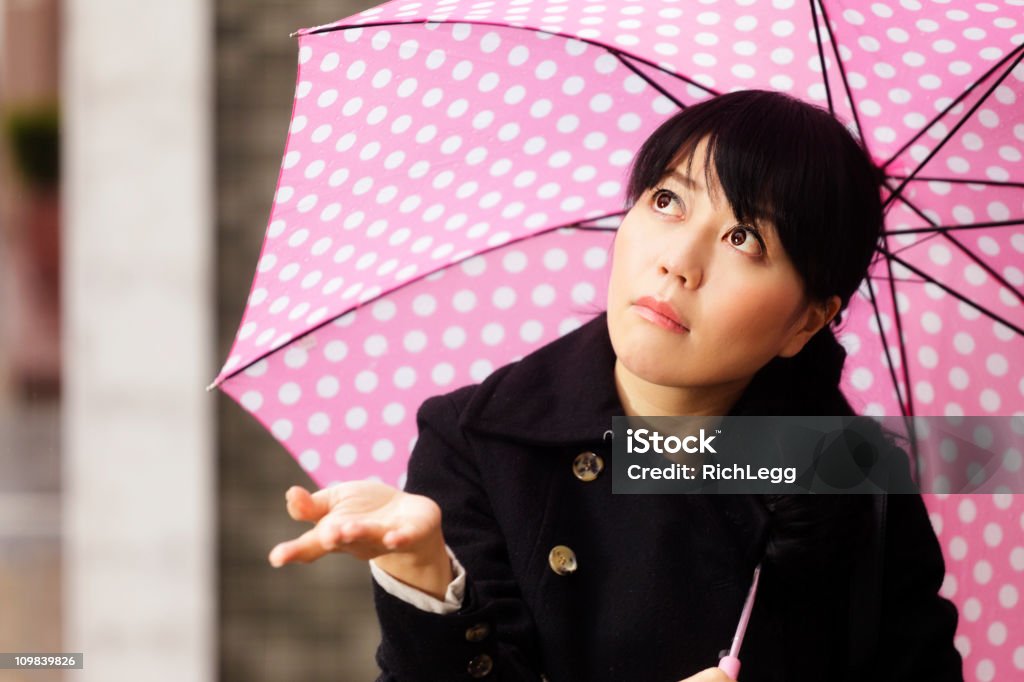 Japonés mujer buscando tipo lluvia - Foto de stock de 30-39 años libre de derechos