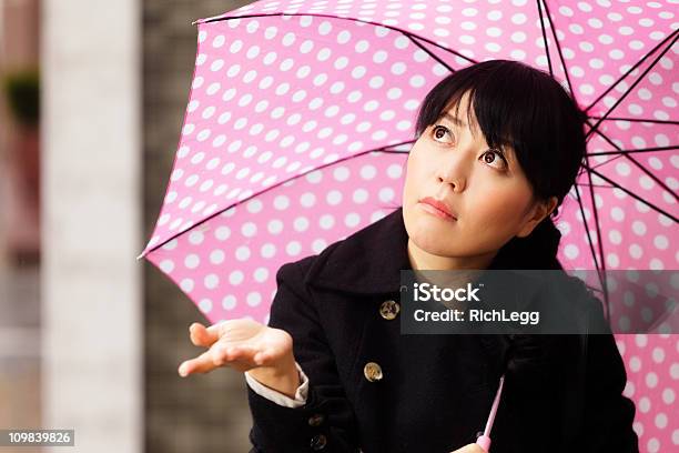 Japonés Mujer Buscando Tipo Lluvia Foto de stock y más banco de imágenes de 30-39 años - 30-39 años, Acera, Adulto