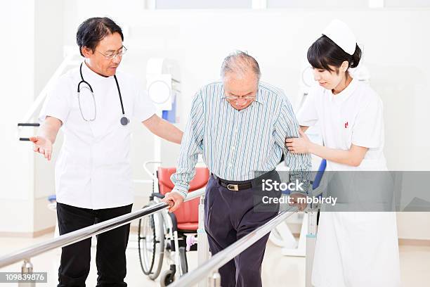 Japonés Médico Y Enfermera Capacitación Senior Hombre En Paralel Bares Foto de stock y más banco de imágenes de Recuperación