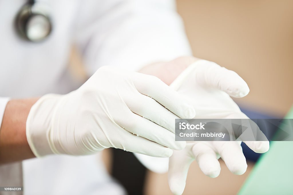 Arzt putting auf Untersuchung Handschuhe - Lizenzfrei OP-Handschuh Stock-Foto