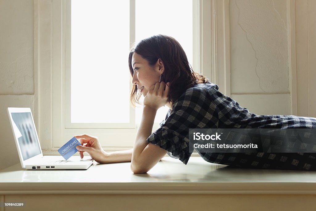 Donna facendo shopping online - Foto stock royalty-free di Shopping online
