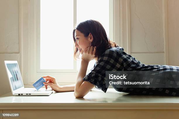 Donna Facendo Shopping Online - Fotografie stock e altre immagini di Shopping online - Shopping online, Carta di Credito, Giappone