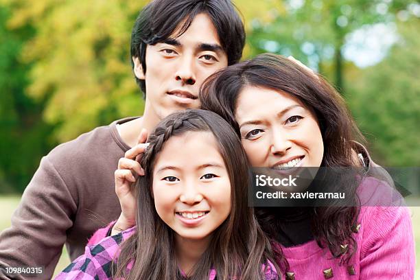 Photo libre de droit de Japonaise En Famille banque d'images et plus d'images libres de droit de Adulte - Adulte, Amour, Arbre