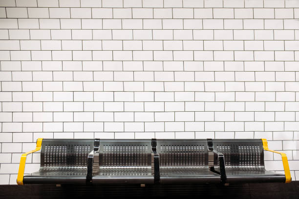 estación de tren de tubo subterráneo de londres - london underground fotografías e imágenes de stock