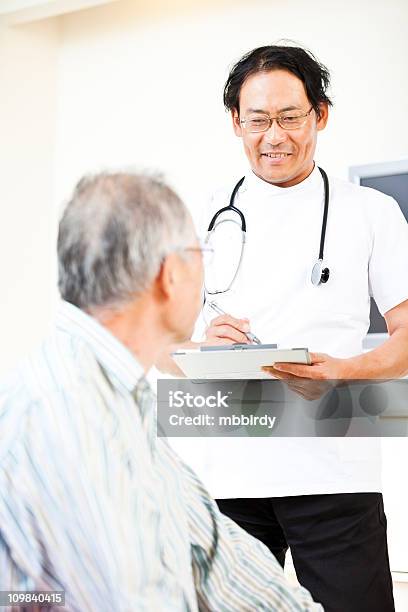 Japonés Médico Y Paciente Hablando En La Sala De Espera Foto de stock y más banco de imágenes de Diálogo