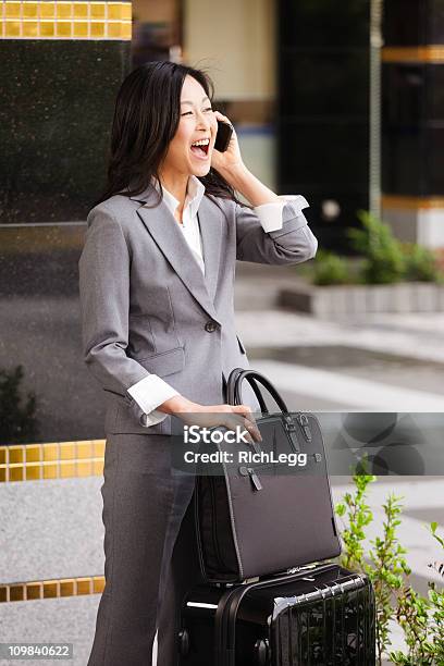 Japonés Mujer De Negocios Hablando Por Teléfono Foto de stock y más banco de imágenes de Japonés - Oriental - Japonés - Oriental, Negocio, Una sola mujer madura