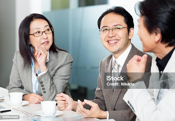 Foto de Reunião De Negócios Com A Sala De Diretoria e mais fotos de stock de Japonês - Japonês, Reunião de negócios, Terno