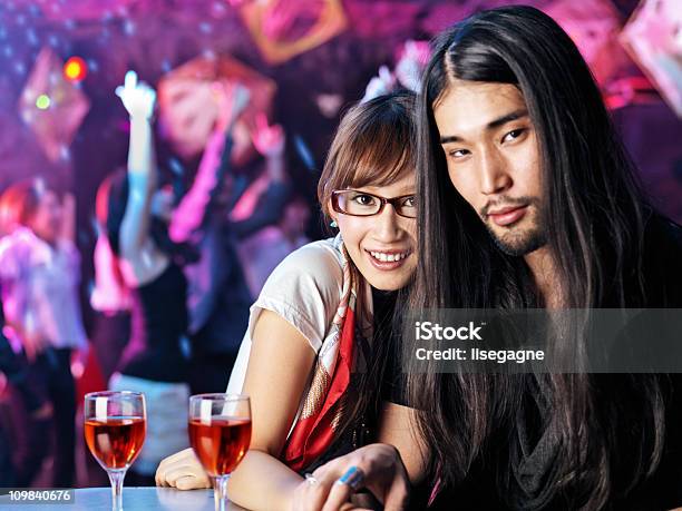 Junge Menschen In Nachtclub Stockfoto und mehr Bilder von Freundschaft - Freundschaft, Japan, Japanische Kultur