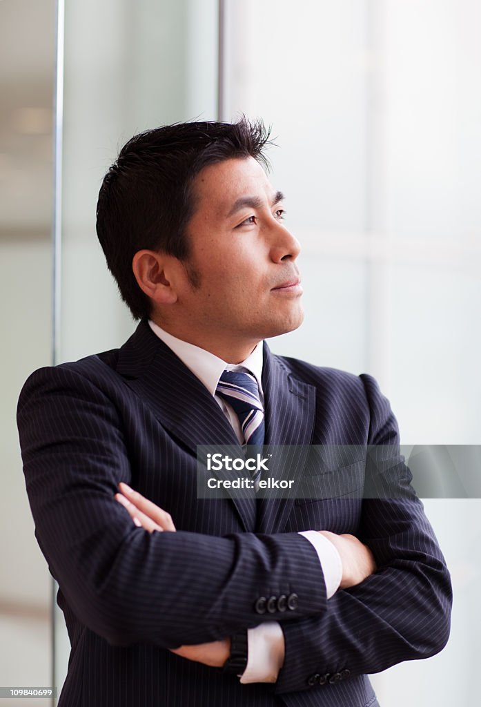 Homme d'affaires japonais envisagent de la fenêtre - Photo de Costume habillé libre de droits