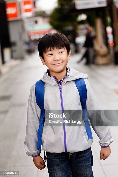 Felice Ragazzo Giapponese A Piedi Sul Marciapiede - Fotografie stock e altre immagini di Bambino - Bambino, Prefettura di Tokyo, Via