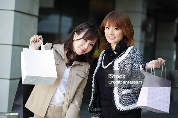 Foto de Meninas De Compras e mais fotos de stock de 20 Anos - 20 Anos, Adulto, Amizade