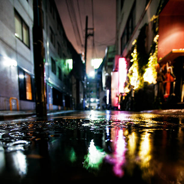 rainy la noche de la gran ciudad - hamamatsucho fotografías e imágenes de stock