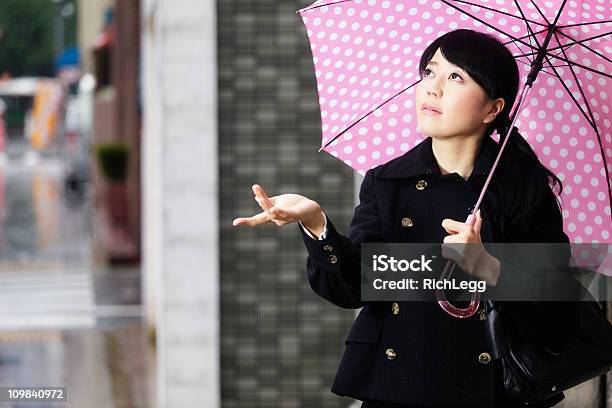 Japonés Mujer Buscando Tipo Lluvia Foto de stock y más banco de imágenes de Japonés - Oriental - Japonés - Oriental, Lluvia, Cabello negro