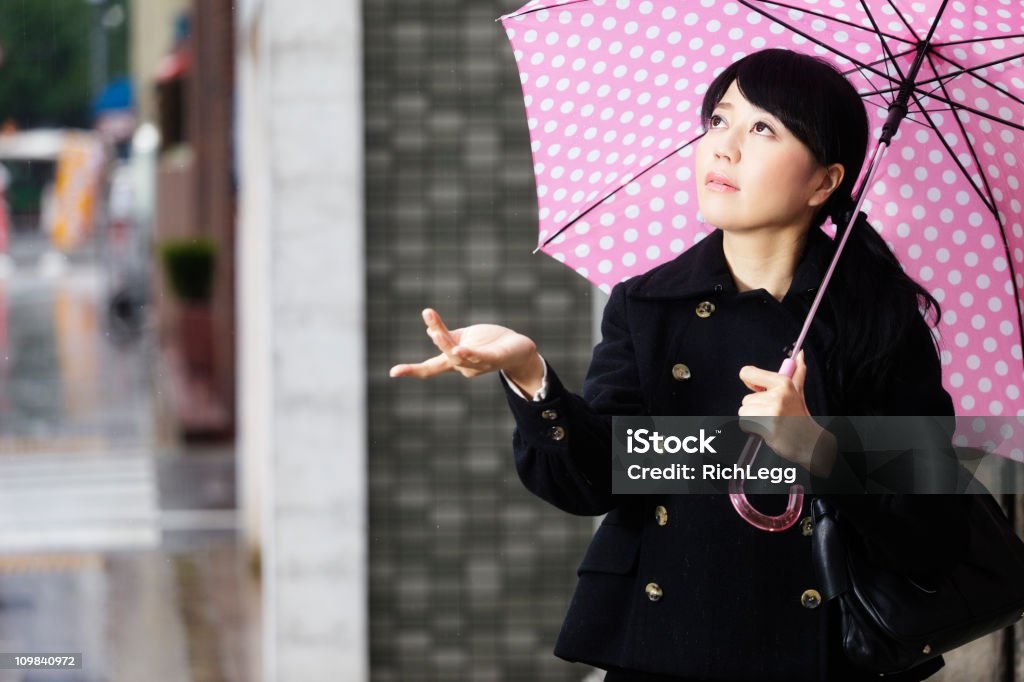 Японская женщина, проверка на дождь - Стоковые фото Дождь роялти-фри