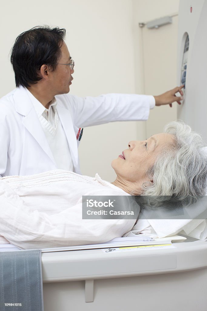 Médico con paciente en la MRI - Foto de stock de 50-59 años libre de derechos