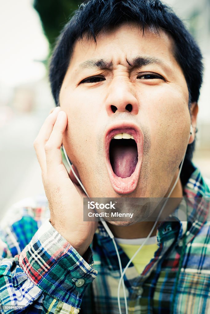 Bizarre écoute de la musique et de chant - Photo de Bizarre libre de droits