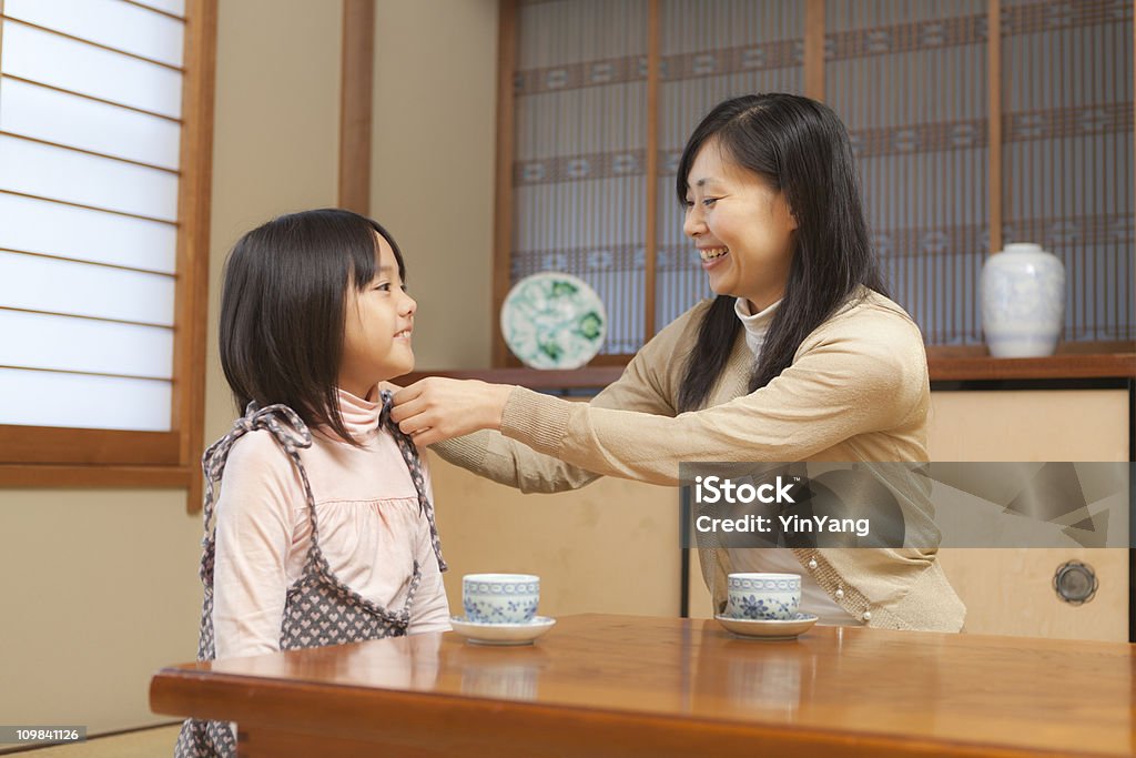 Padre e figlio in Giappone tradizionale Interno di casa - Foto stock royalty-free di 12-13 anni