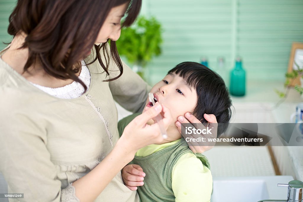 Japonés Madre e hijo de lavarse los dientes. - Foto de stock de Cepillar los dientes libre de derechos