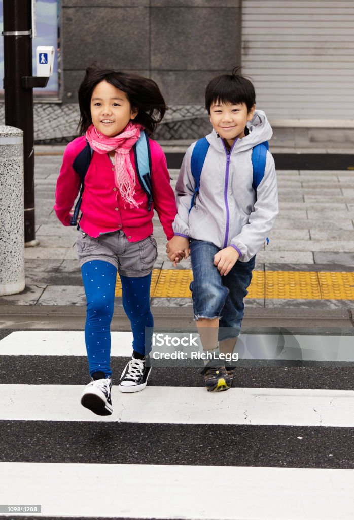Felizes crianças atravessando a rua japonês - Foto de stock de Criança royalty-free