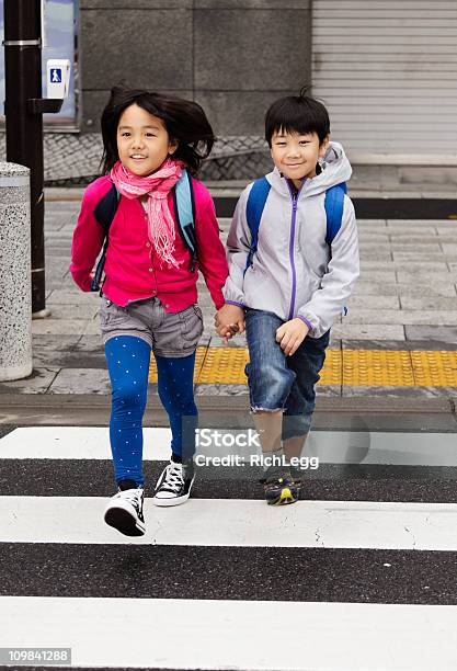 Foto de Felizes Crianças Atravessando A Rua Japonês e mais fotos de stock de Criança - Criança, Travessia de pedestres - Marca de Rua, 8-9 Anos