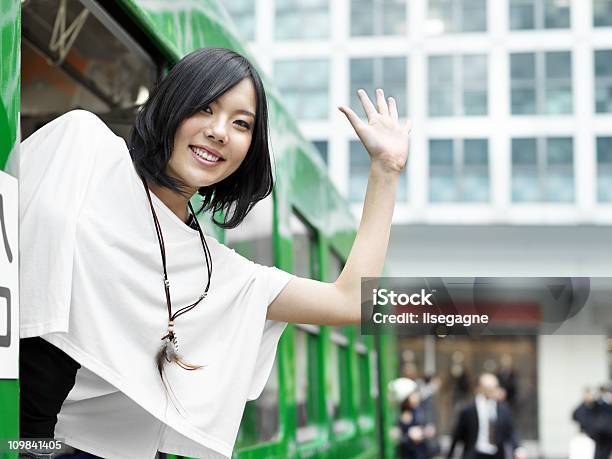 Foto de Mulher Japonesa e mais fotos de stock de 20 Anos - 20 Anos, 20-24 Anos, A caminho