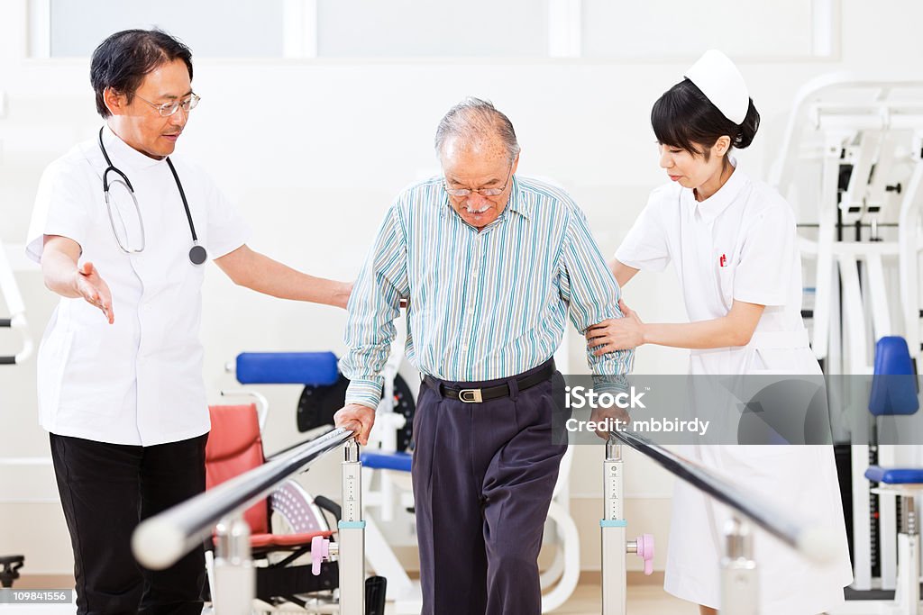 Японский-исследователь и медсестры обучение Старший мужчина на paralel оправки - Стоковые фото 40-49 лет роялти-фри