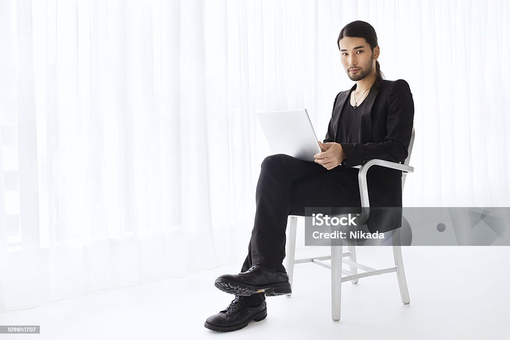 Junger Mann mit laptop - Lizenzfrei Arbeiten Stock-Foto