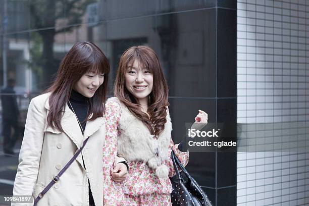 Japaense Amigos Caminando En La Ciudad Foto de stock y más banco de imágenes de 20 a 29 años - 20 a 29 años, 25-29 años, Adulto