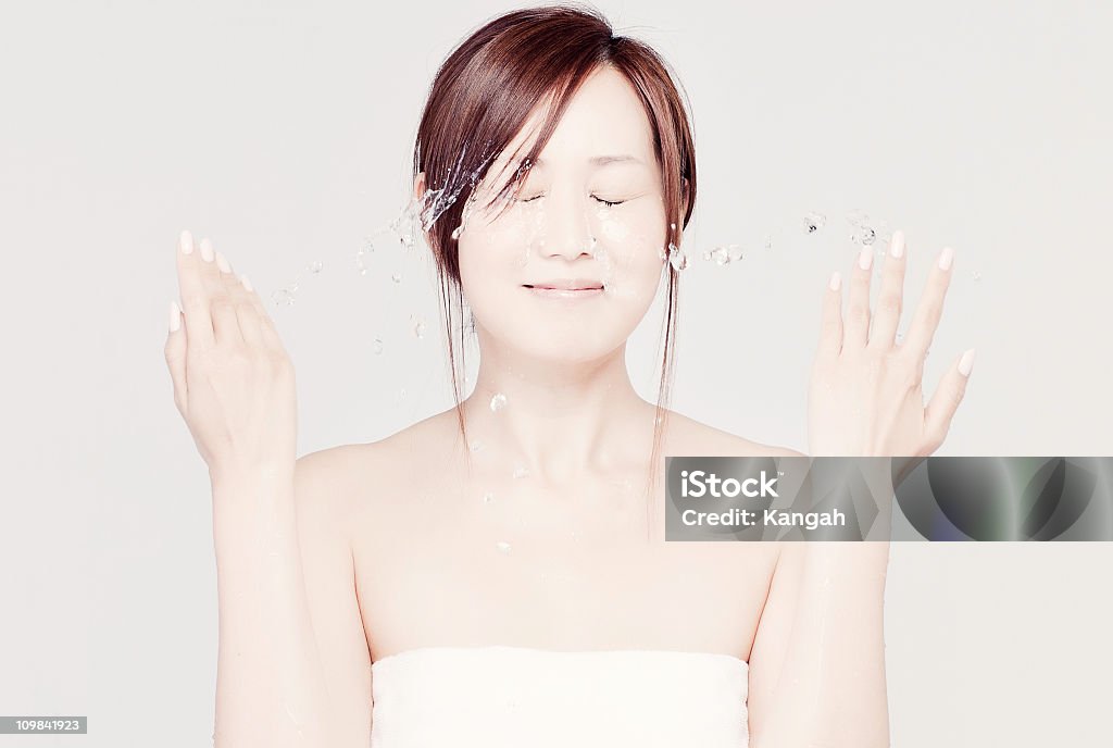 Japanische Schönheit, Ihr Gesicht waschen - Lizenzfrei 20-24 Jahre Stock-Foto