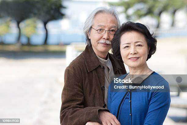 Senior Pareja Japonés Foto de stock y más banco de imágenes de Alegre - Alegre, Alegría, Celebración - Ocasión especial