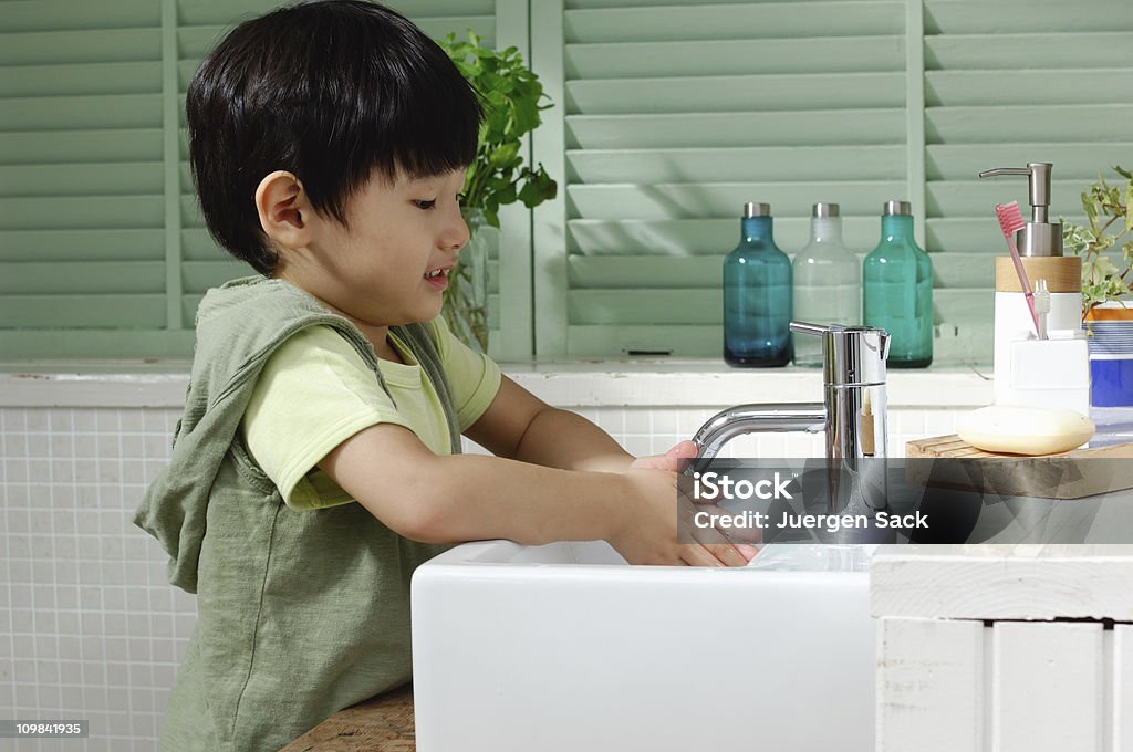 Junge Hände waschen - Lizenzfrei Hände waschen Stock-Foto
