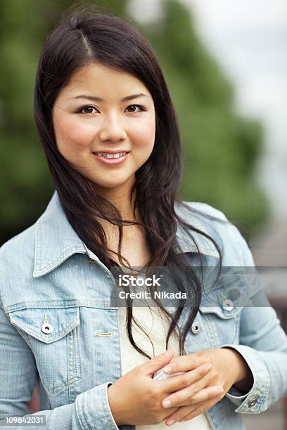 Junge Asiatische Frau Stockfoto und mehr Bilder von 20-24 Jahre - 20-24 Jahre, Asien, Attraktive Frau