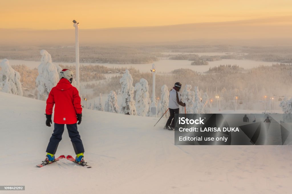 Beskrivende Bemyndigelse rack Skiers And Snowboarders In The Ski Slopes Of Ruka Ski Resort In Windy  Frozen Day Stock Photo - Download Image Now - iStock