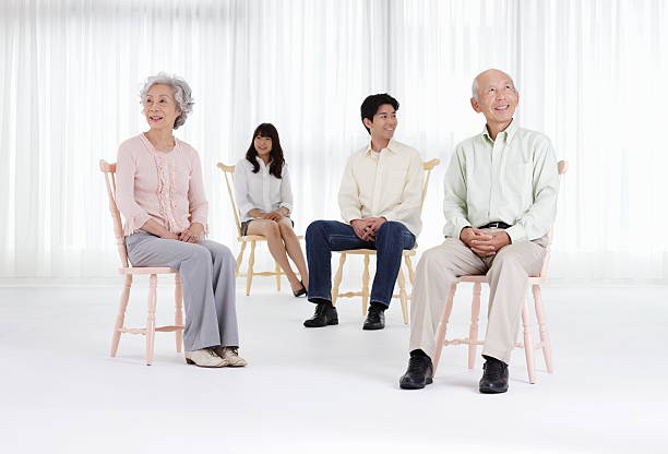 japonais famille assis dans des chaises. - people in a row in a row human face smiling photos et images de collection