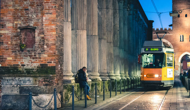 die straßenbahn durch die straßen dekoriert zu weihnachten in der innenstadt von mailand, italien. - milan italy cable car old italy stock-fotos und bilder