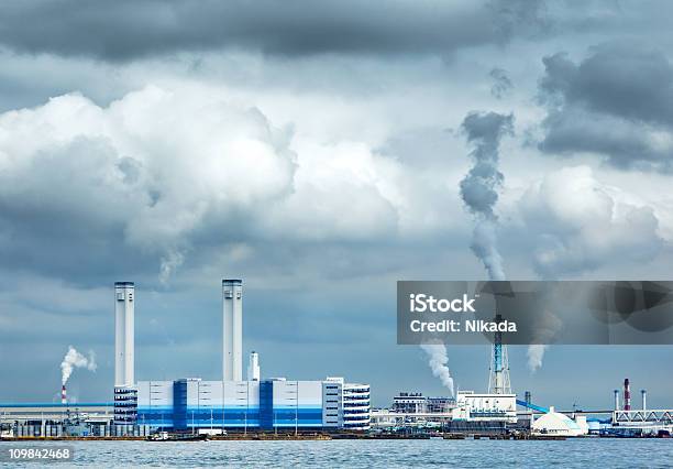 Fábrica De Yokohama Japón Foto de stock y más banco de imágenes de Fábrica - Fábrica, Yokohama, Aire libre